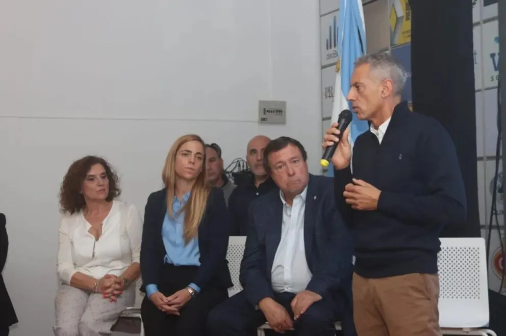 El gobernador estuvo acompañado en el acto por la intendenta María Emilia Soria. Foto: (Tania Domenicucci - ANRoca)