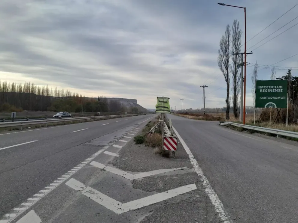 El guardarrail en ese punto de la 22 divide la ruta de la colectora sur que conduce a barrio Nuevo de Regina. 