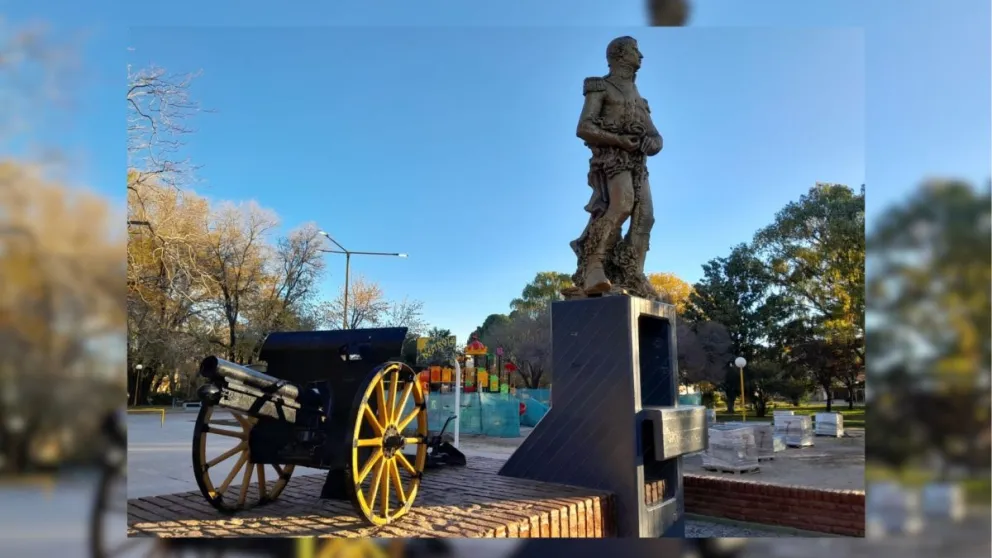 El busto inaugurado hace casi 70 años, aún presente en la plaza. (Foto: LCR)