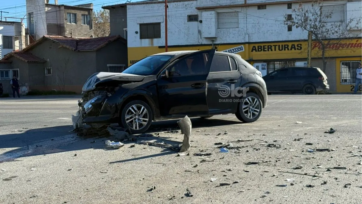 La conductora del Peugeot 208 sufri&oacute; lesiones leves. 