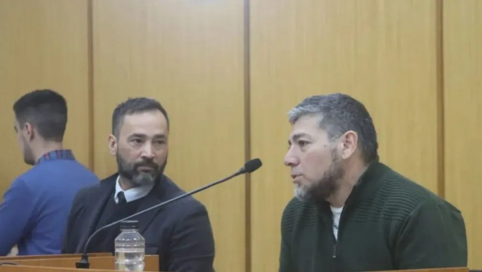 Carlos Portiño, acusado por la muerte del docente Federico Naguil, junto a su defensor Martín Pamio, durante la audiencia de formulación de cargos en Roca. Foto (Tania Domenicucci-ANR)