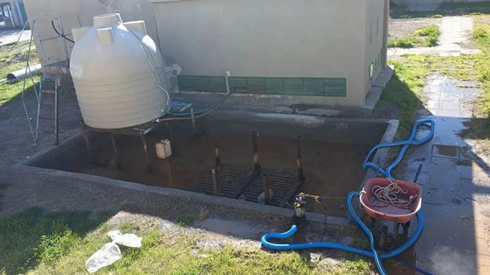 En los últimos días la empresa Aguas Rionegrinas inició trabajos para mejorar el funcionamiento de la red de agua y cloacas de Regina. (Foto gentileza)