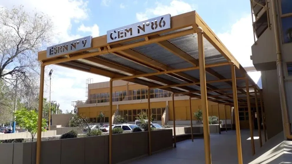 Entre las medidas adoptadas se encuentran la solicitud de reparación de la puerta principal de acceso al colegio, que fue por donde ingresó la agresora.