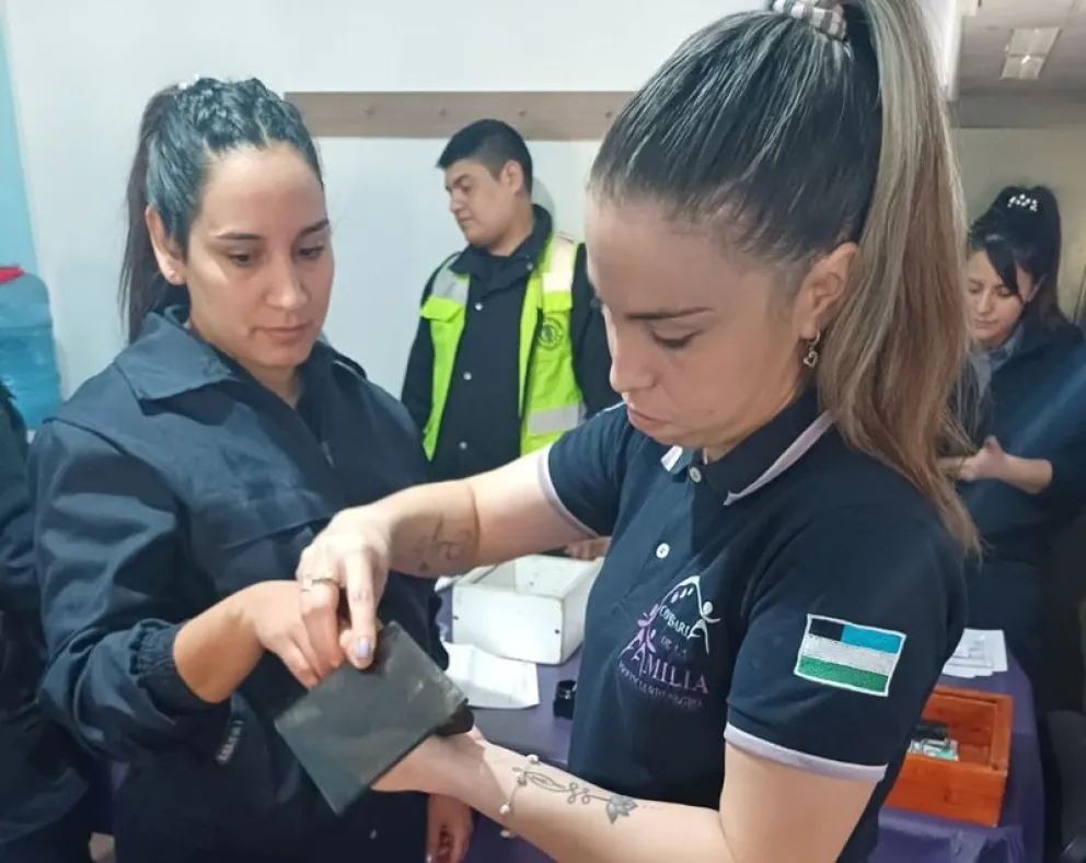 Personal de la Comisaría de la Familia de Regina se capacitó en la toma de huellas. (Foto gentileza)