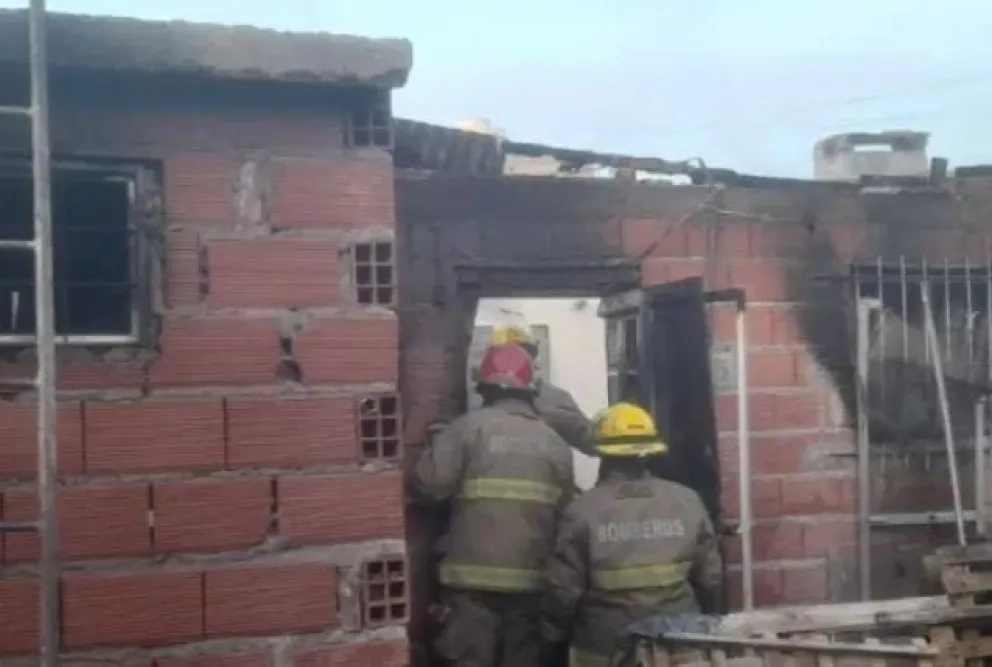Así ingtesaban los bomberos para corroborar (Foto Miguel Parra).