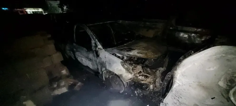 Varios vehículos quedaron destruidos.