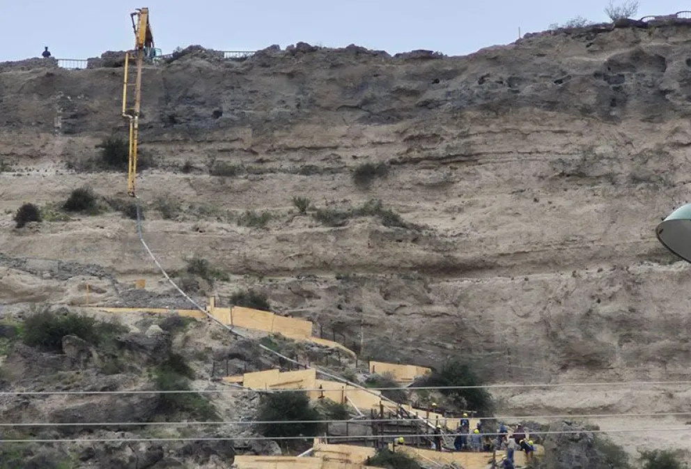 Se avanza con los trabajos de reconstrucción del sendero a la capilla. (Foto LCR)