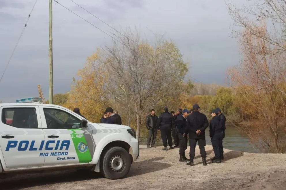 Intenso trabajo de diversas áreas de la Policía de Rio Negro para levantar pistas en el lugar. Foto. Tania Domenicucci. ANRoca