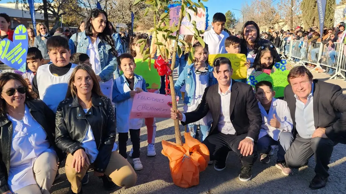 Se confirm&oacute; la asistencia del gobernador este domingo al desfile que comenzar&aacute; a las 15 (foto archivo).
