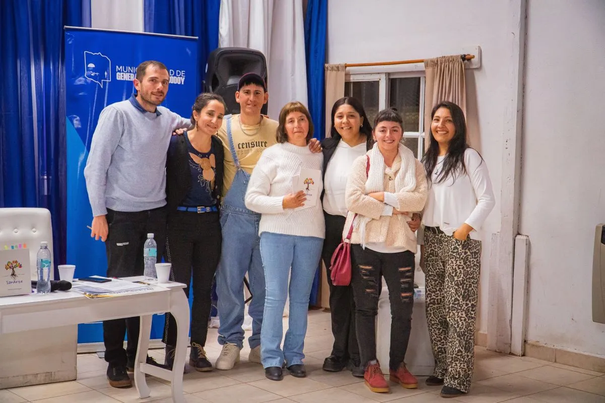 Mauricio junto al intendente Albino Garrone, amigos y familia. (Foto: Marcos Qui&ntilde;ones)