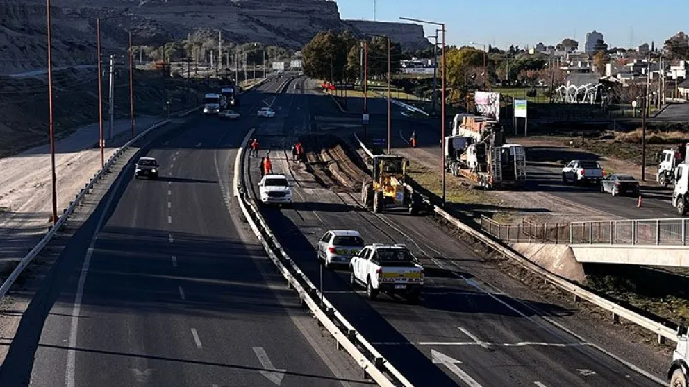 En el ingreso oeste a Regina se construirá una nueva carpeta asfáltica. (Foto gentileza)