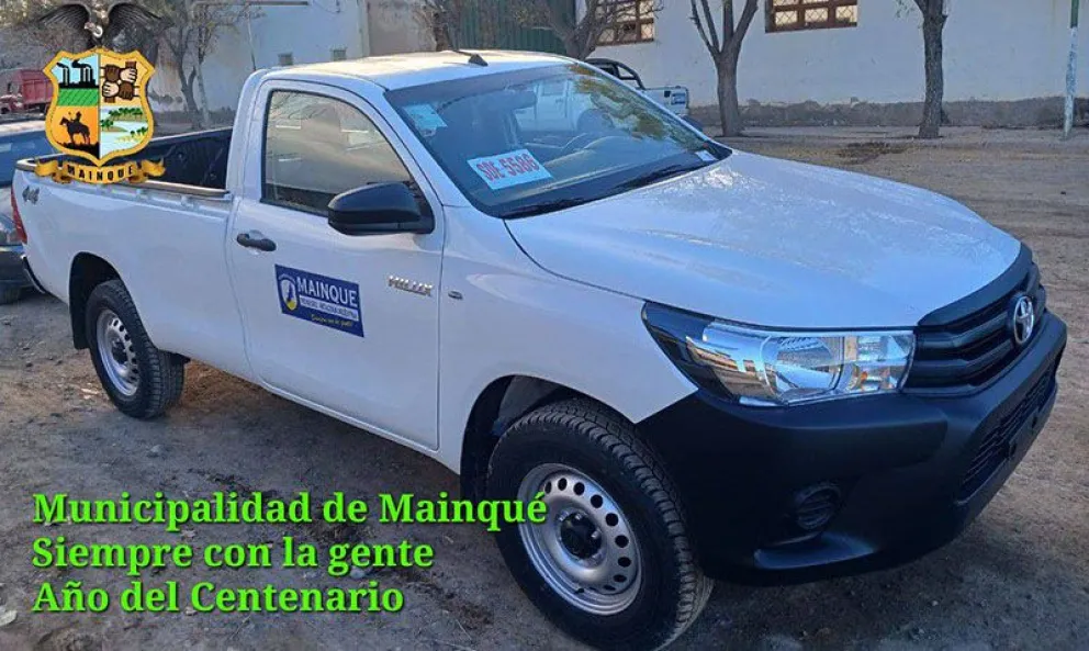 La camioneta y un tractor cortacésped fueron adquiridos con fondos municipales. (Foto gentileza)