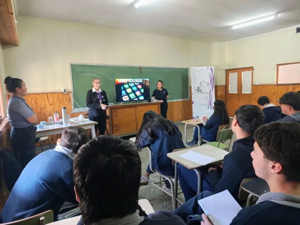 Las dos charlas estuvieron dirigidas a alumnos del Don Bosco (foto Policía RN).