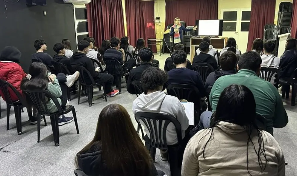 Los alumnos de quinto año de la ESRN N° 140 participaron de la capacitación en manipulación de alimentos. (Foto gentileza)