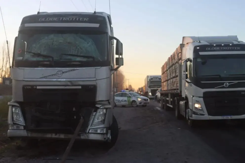 Uno de los camiones involucrado resultó con importantes daños en la parte delantera y el parabrisas. Fotos: Tania Domenicucci-ANR