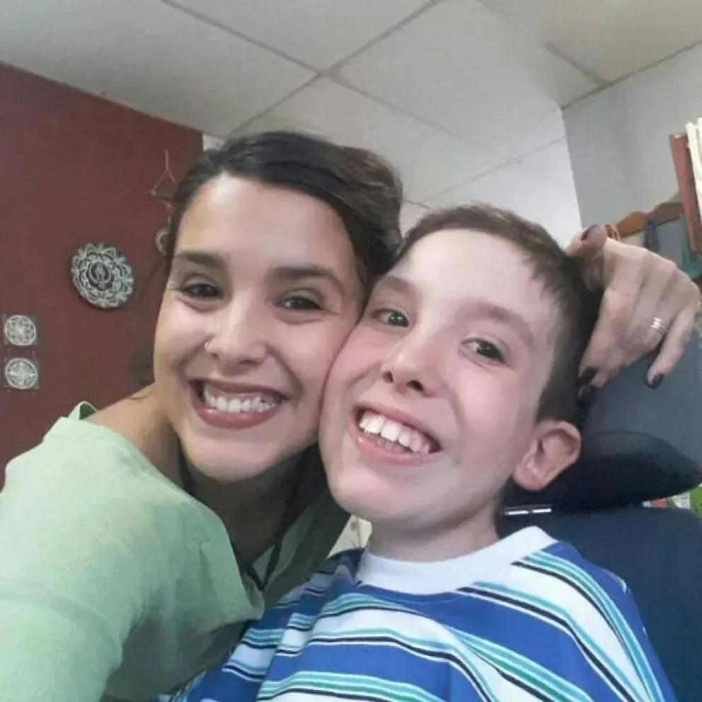 Ariana y Juli&aacute;n cuando &eacute;l iba a la primaria, Hoy tiene 19 a&ntilde;os. Su vida es una historia ligada al Garrahan. Foto (ANR)