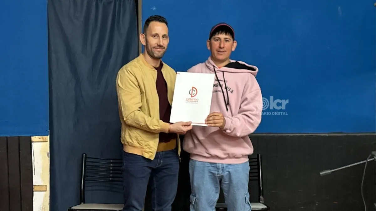 Maximiliano Garr&eacute; realizando la entrega de la menci&oacute;n.