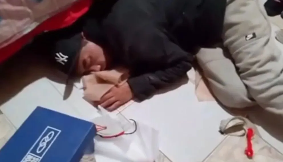 En el video se lo oye incluso roncando. (Foto captura)