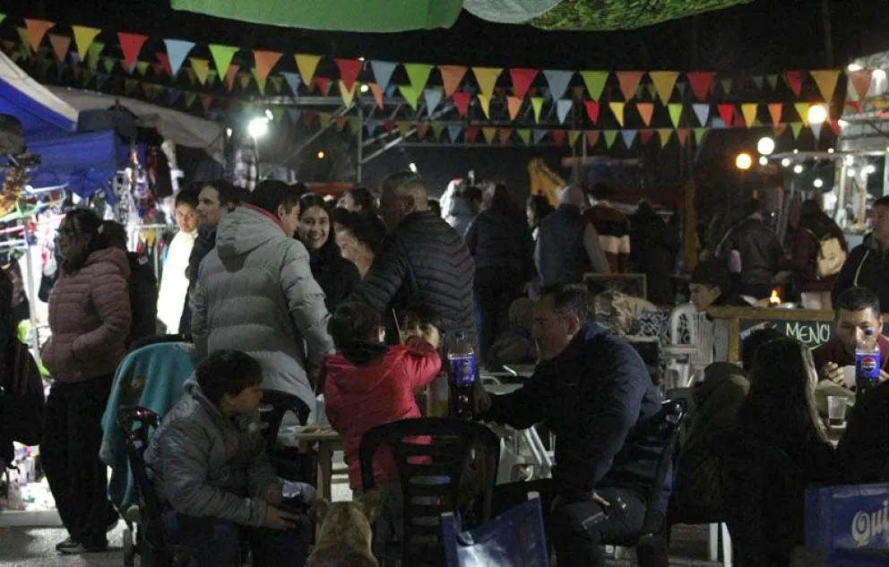 El sábado por la noche muchos vecinos se volcaron a las calles para disfrutar de las distintas propuestas. (Foto gentileza)