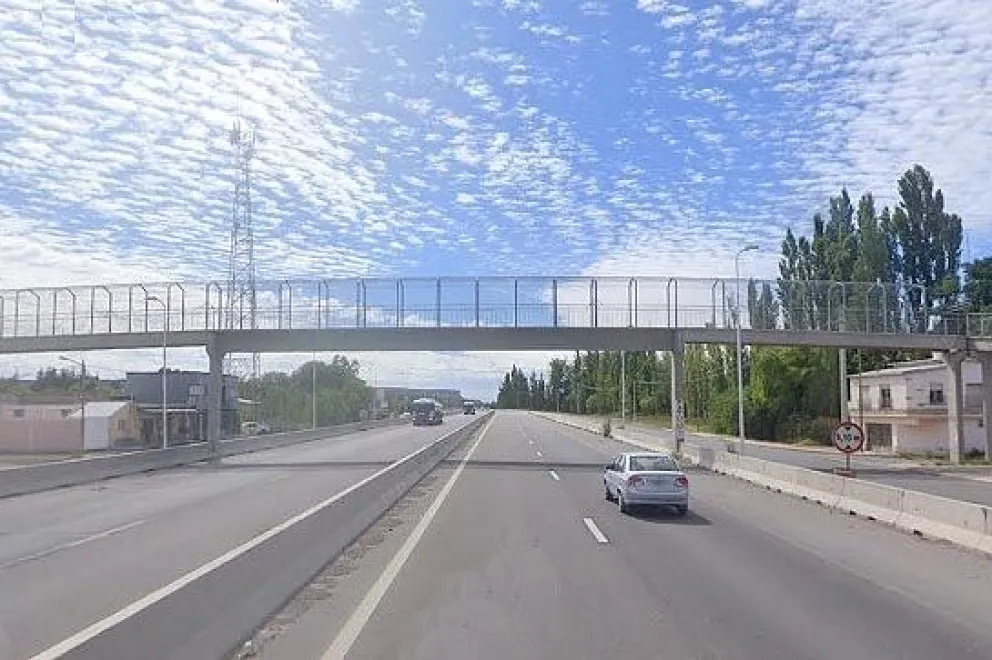 La persecución comenzó en Huergo, siguió por Ruta 22 hacia Mainqué y terminó en la pasarela de Godoy (captura google maps).