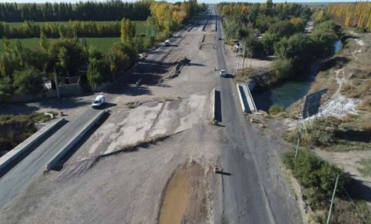 Hace más de dos décadas que se espera por las obras de ampliación de la Ruta 22 en la zona del Valle, ruta vital para la economía. Esto es zona Puente 83.. Foto (Gobierno de Río Negro).