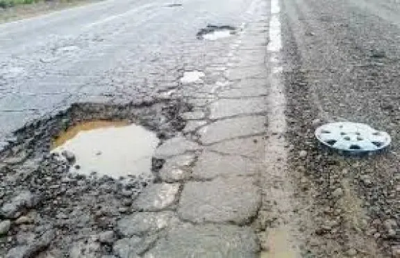 El estado de la Ruta 151. Huellas, pozos, descalces, descascaramiento. Foto (ANR)