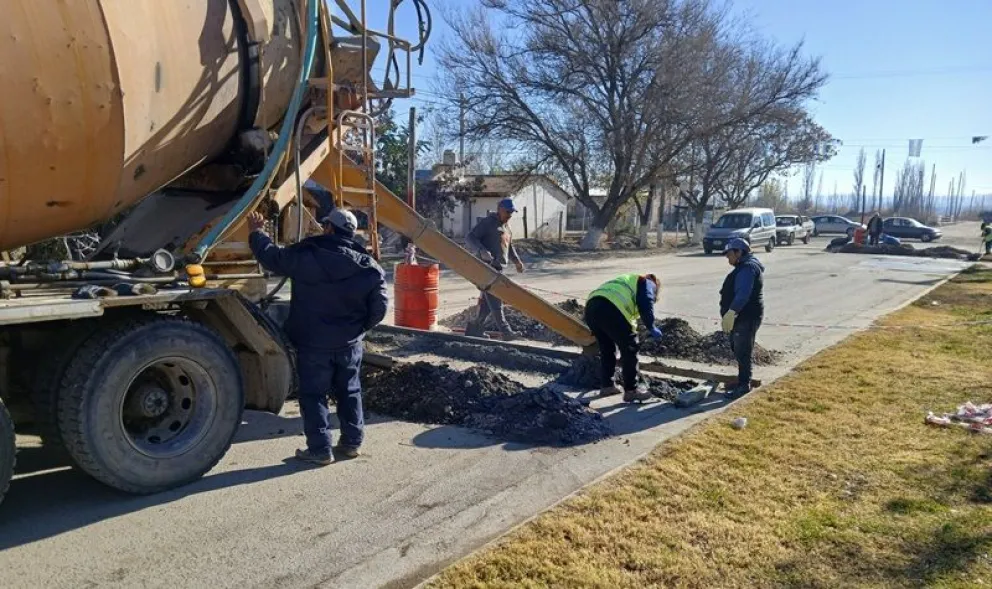 El municipio construye reductores de velocidad en las inmediaciones de la escuela 61. (Foto gentileza)