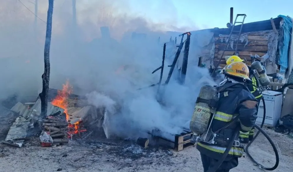 El fuego redujo a cenizas una precaria vivienda de madera y estaba afectado a otras casillas cercanas. (Foto gentileza)