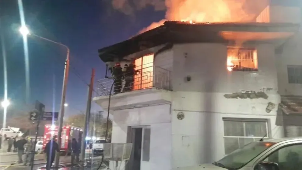 Todavía se desconoce el origen del incendio que destruyó a una familia. Esta mañana confirmaron que hay una cuarta víctima, y un herido internado en el Castro Rendón. Foto: gentileza LMN.