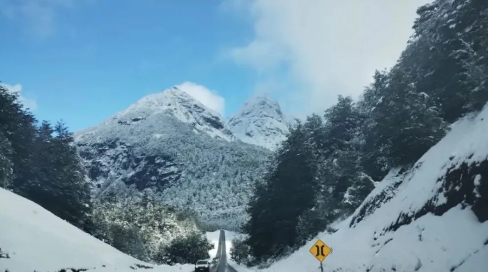La ruta a la cordillera cubierta de nieve, una postal clásica del invierno en la Patagonia. Desde esta semana, ANR lanza su nuevo suplemento turístico para acompañar la temporada. Foto (ANR)