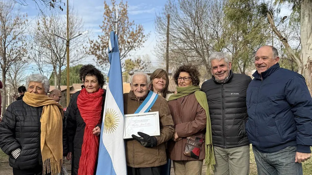 El acto incluyó intervenciones musicales, palabras alusivas y un momento de silencio en memoria del prócer salteño. (Fotos: Municipio de Villa Regina)
