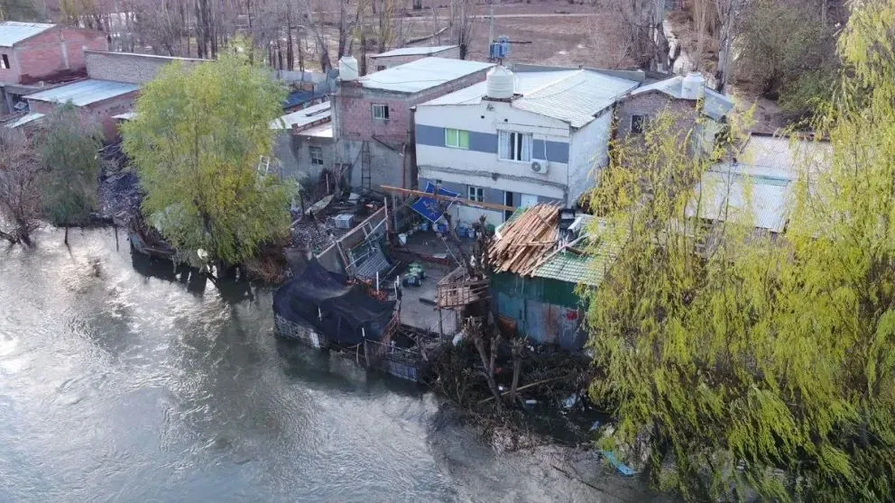 Protección Civil ya inició las recorridas por los barrios y asentamientos ribereños en la zona de Cipolletti y Confluencia (Foto archivo). 