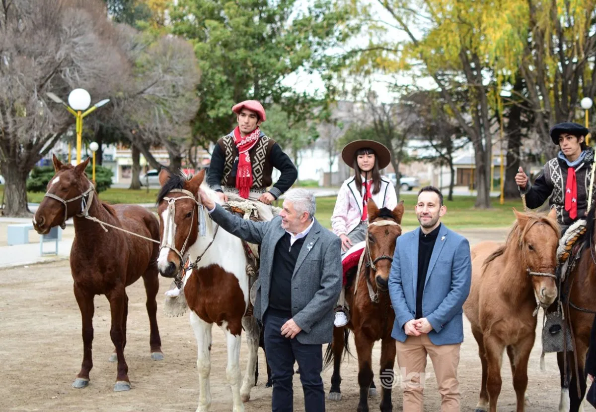 El intendente Luis Albrieu junto al presidente del Concejo Deliberante, Maximiliano Garr&eacute; luego del acto en plaza Belgrano. (Foto: Celeste Cerezuela)