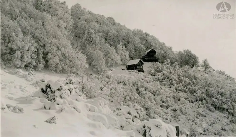 El cerro Otto nevadísimo y los refugios que levantó Meiling. Foto: Godofredo Kaltschmidt alrededor de 1945. Colección Hartung en Archivo Visual Patagónico.