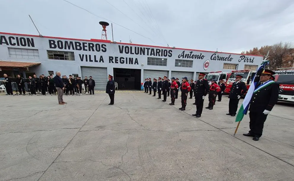 El acto para conmemorar el 65 aniversario de Bomberos Voluntarios se realizó este sábado. (Fotos LCR)