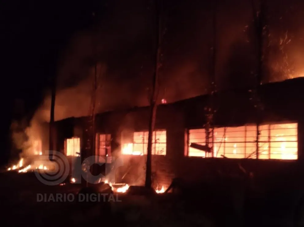 El fuego se habría originado en una estufa a leña. El hombre estaba en su momento de descanso y cuando despertó estaba envuelto en llamas. 