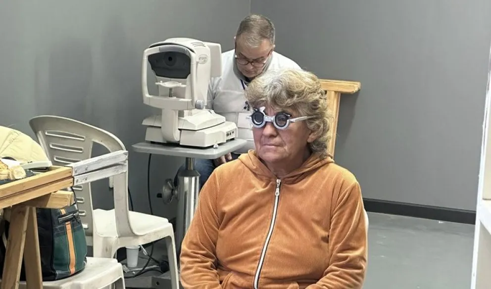 La nueva campaña de salud visual se desarrolló el domingo en Huergo. (Foto gentileza)