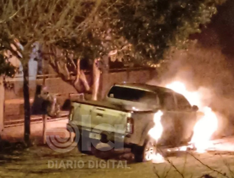 La Toyota Hilux permanecía estacionada en calle Houssay. Se sospecha que fue intencional (foto gentileza bomberos VR).