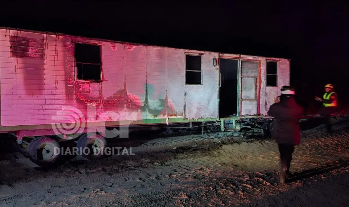 El incendio de la casilla en la alta barda se produjo minutos antes de la 1 (foto gentileza).