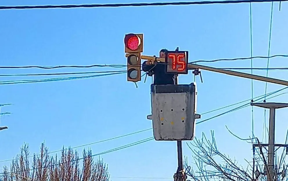 Los decrementadores se instalaron en semáforos en la intersección de la Ruta 22 con la avenida General Paz. (Foto gentileza)