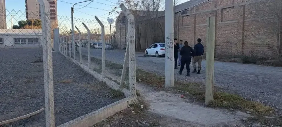 El crimen se produjo sobre la calle Viedma, en uno de los laterales de la institución, a escasos metros del ingreso principal ubicado en calle Belgrano. | Foto gentileza