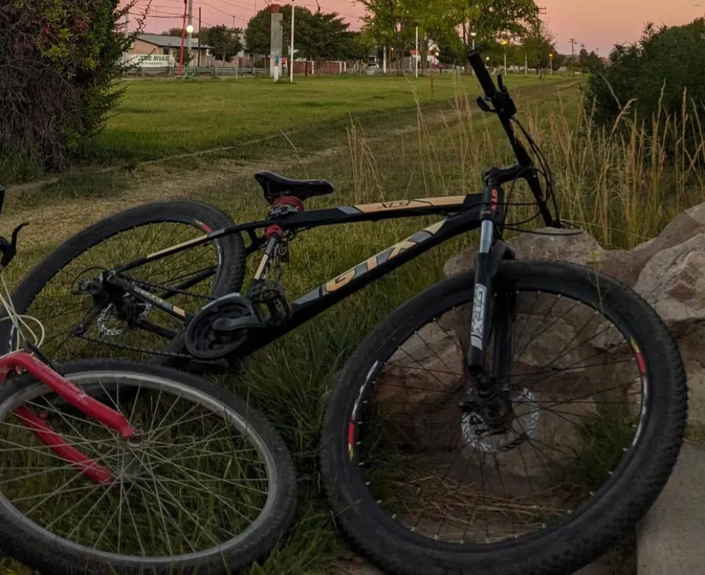 La bicicleta es rodado 29 GTX de color negro y con detalles gris y naranja. 