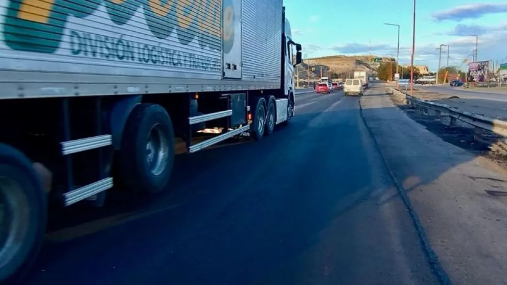 Vialidad Nacional reconstrucción el asfalto de la Ruta 22 a la altura de la intersección con la calle Pioneros en Regina. (Foto gentileza)