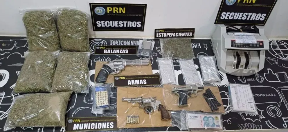 En una de las casas allanadas había tres armas de fuego y cerca de 300 municiones .