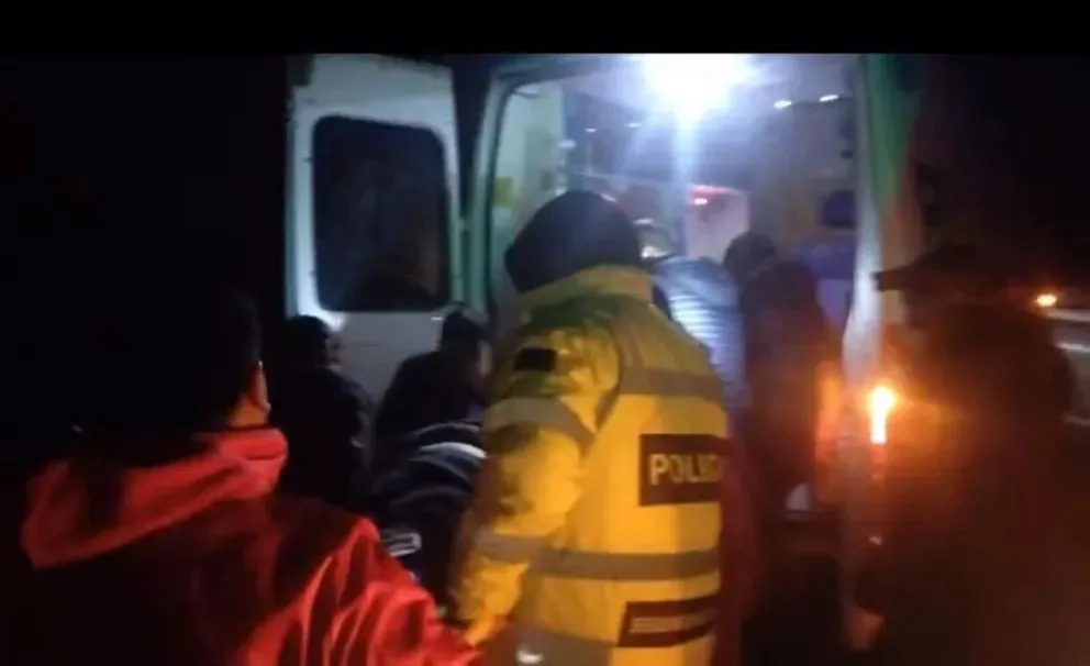 El vehículo transportaba a vecinos de Roca y se dirigía a Viedma. Foto (NoticiasNet).