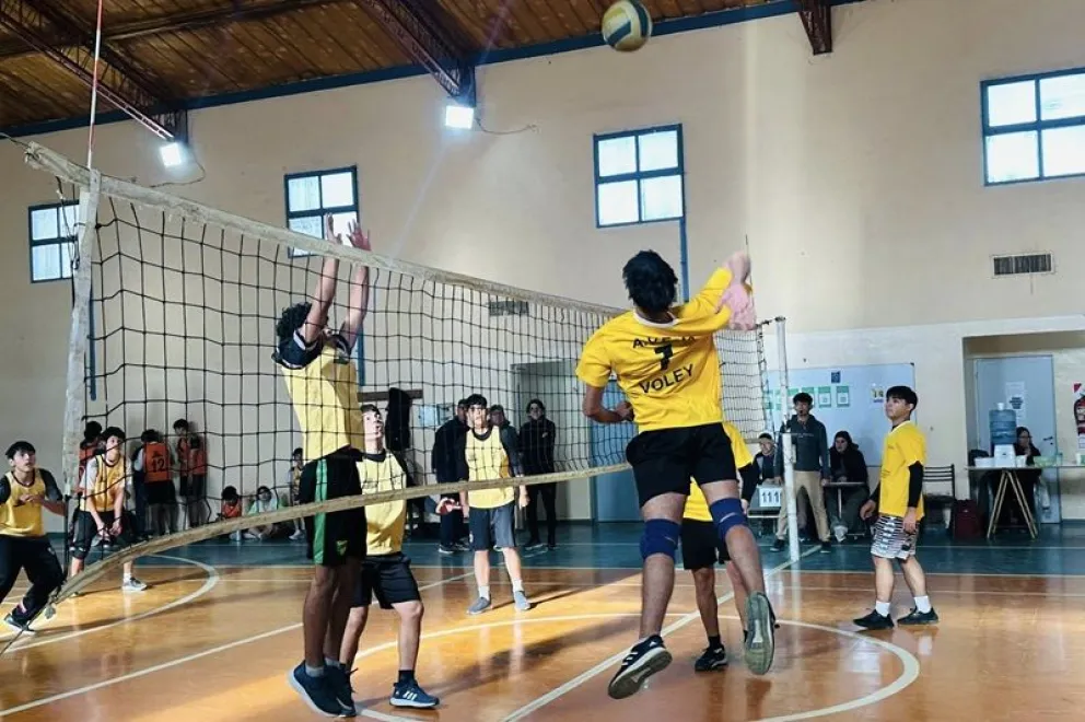 Pese al frio se realizó la instancia local de los Juegos Rionegrinos en Huergo. (Foto gentileza)