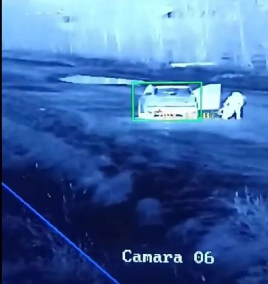 Una cámara de seguridad captó el momento en que la adolescente se arroja del vehículo y escapa de su acosador. Foto: archivo.