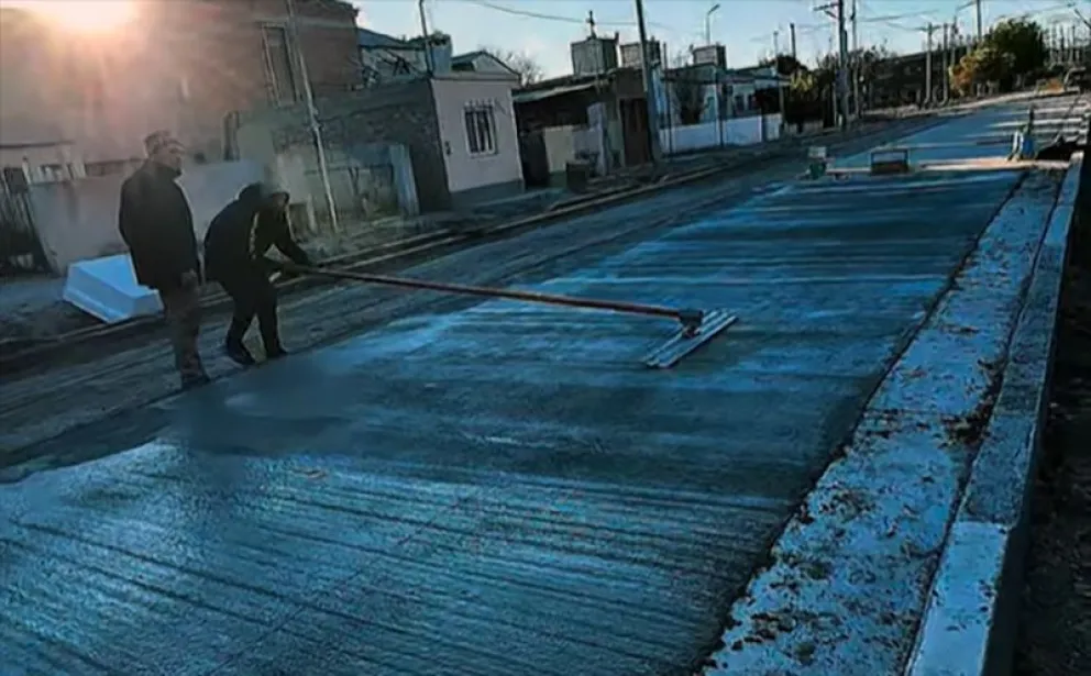 Ya está en marcha la construcción del pavimento rígido en la calle Saavedra. (Foto gentileza)