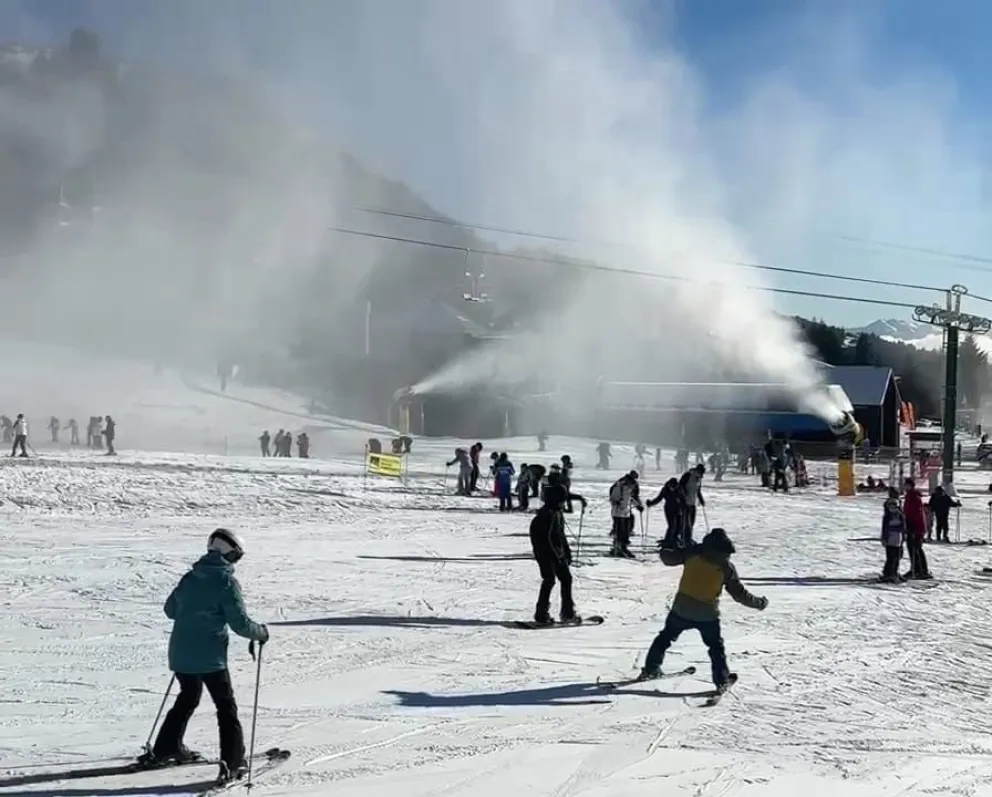 Fabricación de nieve para garantizar la apertura del cerro (fotos: Catedral Alta Patagonia)