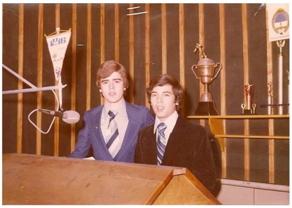 La foto "hist&oacute;rica" que se difunde en &iexcl;BIEN DE REGINA! es de Carlos Anchustegui y Ra&uacute;l Pereyra que empezaron a trabajar en LU16 RADIO R&Iacute;O NEGRO por el a&ntilde;o "del Mundial de f&uacute;tbol de la Argentina como sede" 1978. Carlitos Anchustegui ten&iacute;a 18 a&ntilde;os y Ra&uacute;l Pereyra 19 a&ntilde;os